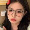 Lentes ovalados ultraligeros estilo coreano pueden ser equipados con lentes graduados, un accesorio perfecto para estudiantes para realzar su belleza natural y darles un aspecto de alto valor.