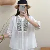 Camisa curta de algodão e linho bordada artisticamente, corte slim, de abotoamento simples, novo estilo de verão, top elegante e versátil feminino de manga três quartos