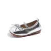 Sapatos de Couro Infantis Primavera 2026, Sapatos Populares de Cor Sólida Simples com Bico Redondo Estilo Coreano para Meninas com Solado Macio e Laço, Sapatos de Couro da Moda