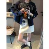 Além disso, a nova coleção de outono apresenta uma estilosa jaqueta jeans vintage com lavagem, gola alta e bordado, MQ1693