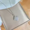 Collar Personalizado de Acero de Titanio con Trébol de Cuatro Hojas Full Diamante para Mujer, Temperamento de Moda, Cadena Clavicular de Lujo Ligero, Circonita de Celebridad de Internet, Joyería de Alta Gama