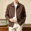 Chaqueta de negocios de alta calidad para hombre, nueva colección otoño 2026, con un estilo clásico y discreto, un cuello de solapa para negocios y un diseño versátil e informal.