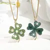 Collar Colgante de Trébol de Cuatro Hojas Completo de Diamantes Versátil de Lujo Ligero, Accesorio de Trébol de la Suerte para Viajar al Trabajo y Citas con un Toque de Lujo de Alta Gama