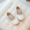 Zapatos de Cuero para Niñas 2026 Primavera/Verano Nueva Moda Versátiles Suela Suave Zapatos de Princesa Planos Mary Jane Perla