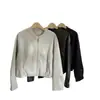 Jaqueta de couro PU off-white ~ leve, fina, macia, gola redonda, jaqueta de couro amassado, silhueta pequena, esconde imperfeições do corpo, casaco curto prático H082613