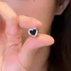 Pendientes Reversibles Pequeños de Corazón Blanco y Negro para Mujer 2025 Nuevos Pendientes de Diseño Versátil Pendientes de Gama Alta Pendientes