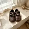 Zapatos Mary Jane lindos de punta redonda con retazos de gamuza retro 2026 para niños, zapatos casuales de otoño versátiles de suela baja con doble correa de hebilla