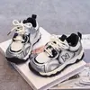 Tênis da moda estilo "dad shoes" para crianças, modelo outono e inverno 2026, malha respirável, tênis esportivos unissex para atividades ao ar livre, tênis casuais da moda