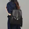 Mochila Feminina 2026 Novo Estilo Luxo Leve Grande Capacidade Mochila de Couro Estilosa Casual para Viagem Bolsa para Notebook e Livros