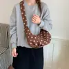 Bolso de lunares para mujer 2026 nuevo estilo bolso de axila de alta gama para ir al trabajo de un solo hombro cruzado bolso retro tipo dumpling bolso de mujer