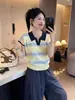Camiseta de Tricô com Gola Polo Listrada Color-Block de Manga Curta para Mulheres, Verão 2026 Estilo Dopamina Top Fino