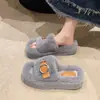 Chinelos de pelúcia com fivela de cinto estilo coreano, estilo celebridade da internet da moda, novo modelo feminino outono 2026, chinelos de pelúcia confortáveis para casa