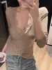 Camiseta base de punto de manga larga color caqui con cuello en V y detalles de encaje para mujer, otoño, lujo ligero, tacto de alta gama, bonita prenda interior, top pequeño