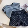 Conjunto de Roupa de Verão da Moda para Meninas Coreanas 2026 Novo Estilo Camiseta Casual de Manga Curta para Crianças Shorts Jeans de Bolinhas
