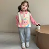 Conjunto de dos piezas de estilo coreano para niña con bloques de color y estampado de gatitos, nuevo conjunto de moda para primavera y otoño 2026 para niñas pequeñas