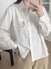 Camisa branca com bordado de gato estilo preppy para mulheres, manga longa, corte solto, top versátil estilo japonês, algodão puro, camisa básica para primavera e outono