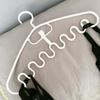 Percha Ondulada de Moda Percha Simple con Correa Ondulada Esencial para Dormitorio de Estudiantes Antideslizante Multifuncional