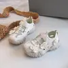 Zapatillas florales estilo princesa para niña, nuevo modelo verano 2026, sandalias deportivas de malla hueca de color liso, de moda