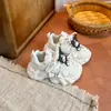 Sapatos Infantis com Solado Grosso e Design de Desenho Animado Fofo para Bebês Meninas Crianças Pequenas 2026 Outono Nova Moda Sapatos Esportivos Versáteis