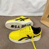 Zapatos de Skate Retro Amarillos de Nicho de Moda para Hombres y Mujeres, Versátiles de Estilo Ins para Parejas, Zapatillas Casuales de Caña Baja para Entrenamiento Alemán, Nuevo Modelo 2025