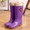 Botas de chuva, sapatos impermeáveis, sapatos de borracha, galochas, sapatos de trabalho quentes e antiderrapantes para cozinha de adultos, femininos, da moda, de cano médio, forrados com fleece