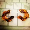 Explotaciones de comercio exterior aretes de resina ámbar con forma de C tridimensionales aretes de aguja de plata 925 transmisión en vivo transfronterizo Mayoristas de fabricantes directos