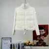 Jaqueta Puffer Curta Moncler Patchwork Gola Alta Zíper Bolsos Duplos Bainha com Cordão Mangas de Malha Leves e Quentes