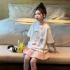 Conjunto de manga corta estilo coreano para niña 2026s verano camiseta con estampado de lazo y falda rosa botón conjunto de dos piezas atuendo de moda
