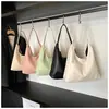 Bolso de Axila de Gran Capacidad de Nicho para Mujer Moda Nueva Primavera 2025 Bolso de Mano para Viajar con Estilo Bolso de Hombro Versátil