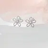Aretes Pequeños Flor de Huevo Amanecer de Primavera Diseño Simple Fresco Estilo Japonés Dulces Pequeños Diamantes Flor Hueca Aretes de Tachuela para Mujeres