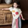 Conjunto para Meninas 2026 Verão Novo Estiloso Estampa de Desenho Animado Infantil Blusa de Manga Curta Cor de Bebê Calça de Cintura Alta Wide-Leg Tendência