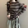 Camiseta Listrada de Manga Longa Feminina Plus Size com Tiras para Amarrar, Barra Irregular, Novo Estilo Primavera/Outono, Caimento Solto, Emagrecimento, Top Interno que Marca a Cintura