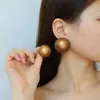 Brincos de Bola Dourados Monies Mesmo Estilo, Brincos de Temperamento Retro Exagerado Únicos, Brincos Redondos Simples Versáteis de Nicho para Mulheres