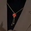 Collar de Hoja de Arce con Circonita Roja para Mujer Cadena de Suéter de Verano de Gama Alta Colgante Desmontable de Lujo Versátil Collar de Joyería