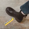 Botas Chelsea de couro macio estilo Martin para mulheres, novo estilo outono 2025, botas finas que aumentam a altura para mulheres baixinhas, com sola grossa e salto grosso.