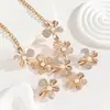 Venta Caliente Europea y Americana Aleación de Zinc y Oro Incrustaciones de Pedrería Blanca Metal Flor Collar Pendientes juego Joyería para Mujer