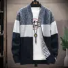 Nuevo Suéter Holgado de Punto con Cremallera y Cuello Redondo para Hombre Otoño e Invierno 2026 Cardigan Casual Grueso de Punto con Forro de Felpa