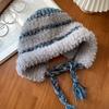 Gorro de felpa con bloques de color a rayas para mujer, estilo coreano, otoño e invierno, con protección para las orejas, gorro Lei Feng cálido de lana de punto, moderno.
