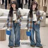 Roupas infantis estilo coreano 2026 conjunto infantil primavera e outono: Conjunto de três peças para meninas: camisa xadrez, camiseta básica e jeans de perna larga, moderno