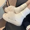 Pantuflas Mullidas 2026 Otoño/Invierno Nuevo Estilo Pantuflas Suela Gruesa Aumentadoras de Altura Estilo Mismo que Celebridades de Internet Se Pueden Usar al Aire Libre Pantuflas de Algodón Con Felpa