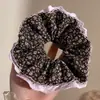Goma para el pelo de encaje francés, un accesorio para el cabello de alta gama para mujer, perfecto para crear un moño o una cola de caballo elegante. Es un coletero delicado y elegante, disponible en tamaño grande