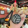 Popular llavero de bola de arcilla con diamantes, decoración interior de coche de voleibol incrustada de diamantes, colgante para bolso de pareja, regalo deportivo
