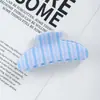 Pinza Grande de PVC Azul y Blanco Rayado Estilo Primavera y Verano, Accesorio para el Cabello Femenino para Peinado Recogido en la Parte Trasera de la Cabeza, Pinza de Tiburón Versátil