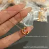 Colar Lua de Gelo e Água V-Gold com Padrão de Diamante Leite Fragrante, Design Estilo Chanel Cravejado de Diamantes, Banhado a Ouro Rosa 18K, Corrente para Clavícula CNC de Luxo Leve