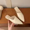 2026 Novo Estilo Mules de Nicho Salto Baixo com Saia Bico Apontado Meio Chinelos Calçados Externos Femininos Sensação de Alto Padrão Chinelos Fechados Couro Macio