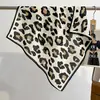 2025 nuevo estampado de leopardo fino cálido temperamento Joker protección para el cuello temperamento bufanda pequeña bufanda de negocios explosión recomendar