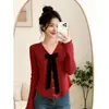 Cárdigan de punto versátil para mujer de otoño e invierno con cuello en V, mangas largas y un dobladillo con volantes y detalle de lazo, diseñado para crear un look juvenil.
