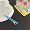 Elegante presilha frontal com design de bico de pato, presilha lateral fofa para fios soltos, pequeno grampo floral estilo Chanel, novo modelo 2026 de acessório de cabelo