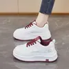 Tênis Branco Feminino Versátil com Solado Grosso Tênis de Estudante Tendência Moda Casual Calçados Esportivos para Mulheres Novos Modelos Primavera e Outono 2025
