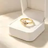 Anillo nuevo transfronterizo, anillo de rombo moderno incrustado con diamantes de acero inoxidable, diseño de alta gama y elegante, joya de mano de acero de titanio